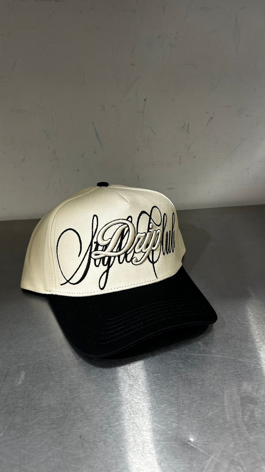 CAP DRIP SIGN BEIGE AND BLACK