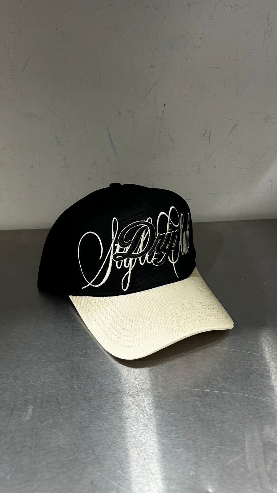 CAP DRIP SIGN BLACK AND BEIGE
